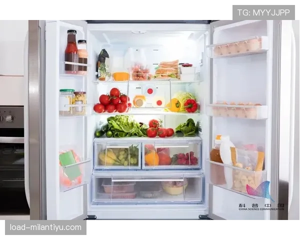 张楠家的冰箱里塞满了能量胶,连饮料都按训练时段分装 张楠家的冰箱里塞满了能量胶,连饮料都按训练时段分装